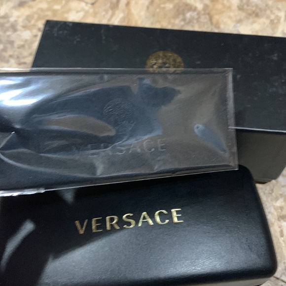 COPY - Versace sunglass holder with cleaning cloth and box. - Picture 4 of 4